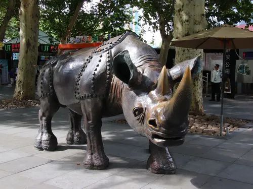 钢结构铜犀牛雕塑 景观艺术牛类雕塑承接 铸铜雕塑订做通用